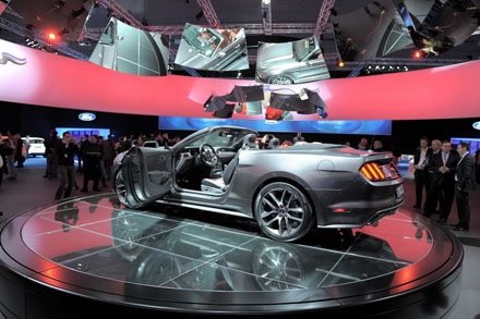 Ford chính thức ra mắt chiếc Mustang 2015 - 4 Và phiên bản Mustang 2015 coupé cùng người mẫu Ala Mulally